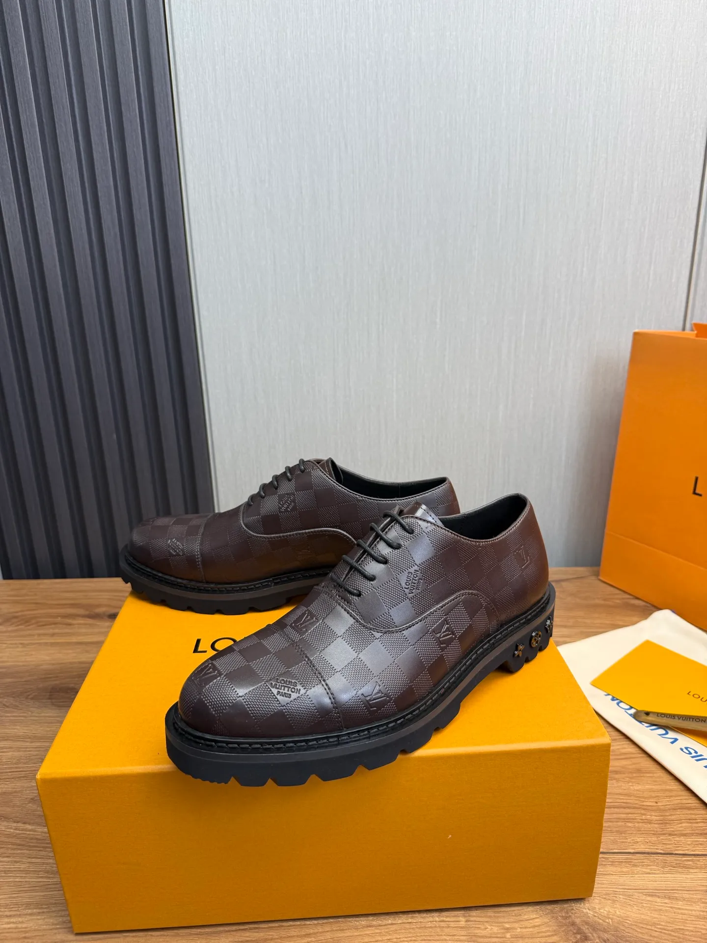 Men's shoes 💰900💰 LV. Men's casual lace-up leather shoes, the latest hot style 🔥 1:1 original purchase quality, top quality goods ⬆️The upper is imported open-edge beaded cowhide, cowhide, and cow suede. The hand-made three-dimensional stitching highlights the round toe design. The inner foot pads are all imported cowhide, with the original wear-resistant foam outsole, matching code 39-44, (38, 45 custom-made, non-refundable)